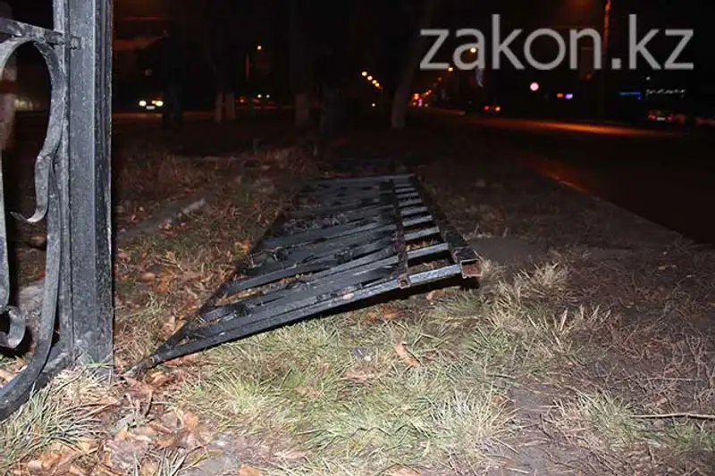 Тойота очутилась на разделительной аллее после неудачно совершенного маневра Тойота очутилась на разделительной аллее после неудачно совершенного маневра, фото - Новости Zakon.kz от 13.12.2013 16:23