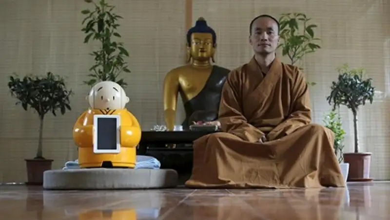 В китайском буддийском храме появился робот-монах