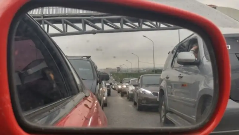 Родительский день создал транспортный коллапс в Алматы