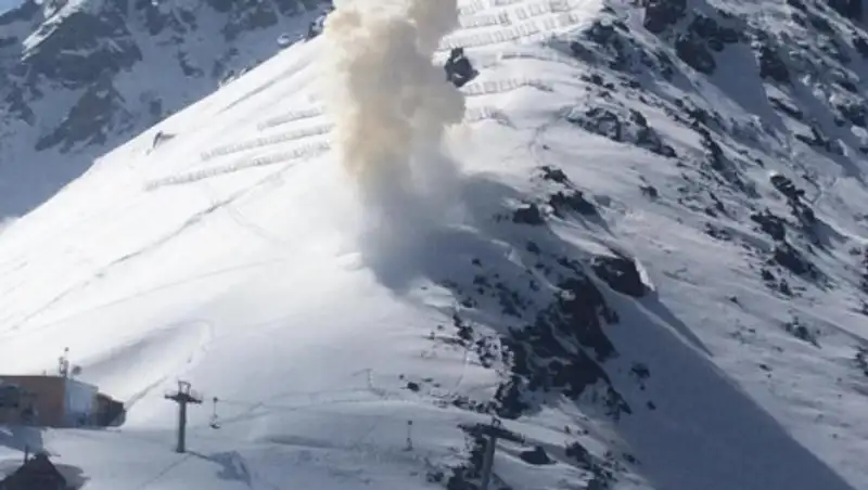 На Шымбулаке спустили снежные лавины