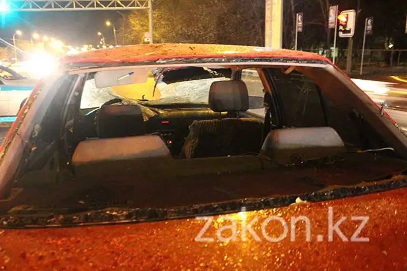 Водитель Мазды насмерть сбил пешехода и столкнулся с тремя машинами в Алматы (фото), фото - Новости Zakon.kz от 11.11.2013 17:05