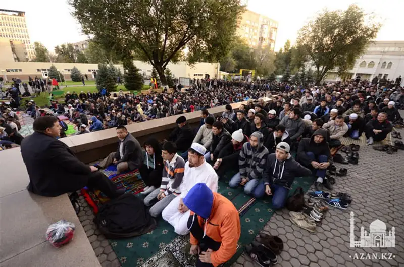 Курбан айт в Центральной мечети г. Алматы отпраздновало более 20 тысяч человек, фото - Новости Zakon.kz от 16.10.2013 22:40