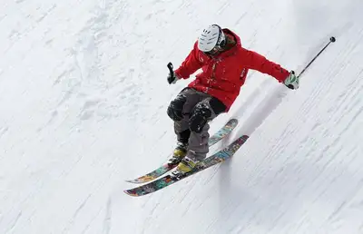 Десять лыжников попали под снежную лавину в Австрии