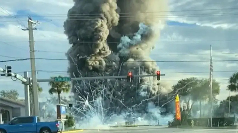 Автомобиль врезался в магазин фейерверков в США