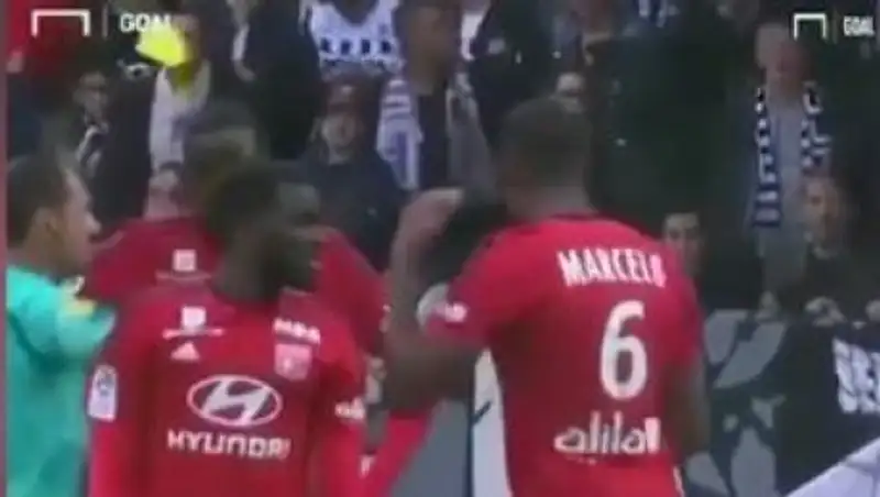 Футболист случайно выбил желтую карточку из рук судьи и был удален с поля