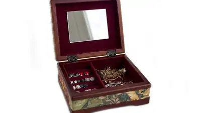 домработница вынесла золото на миллион тенге, фото - Новости Zakon.kz от 28.01.2023 14:52