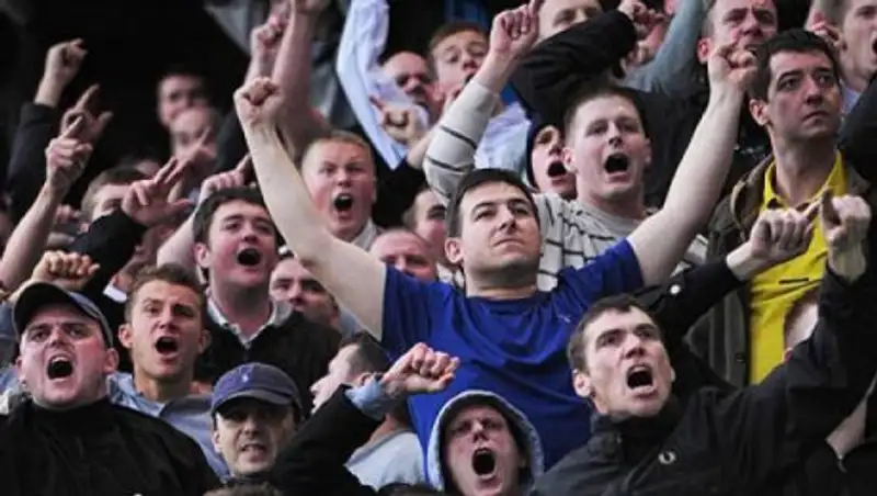 Английский фанат находится при смерти после столкновений в Марселе