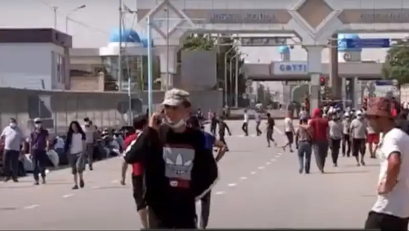 На границе в Туркестанской области застряли тысячи граждан Узбекистана