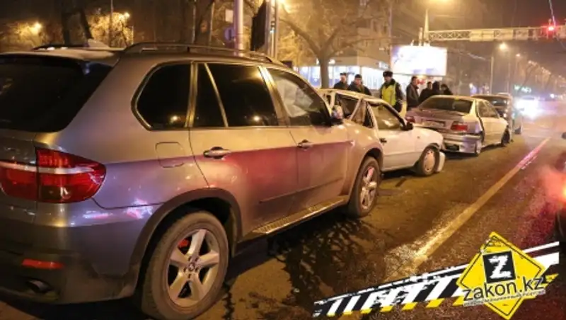 Пьяный водитель BMW X5 "собрал" автомобили на светофоре