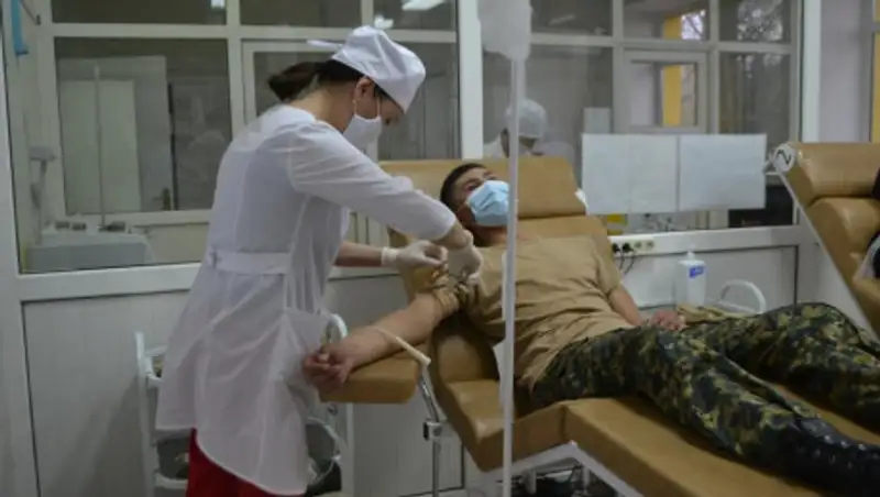 В Уральске гвардейцы сдали почти 15 литров крови