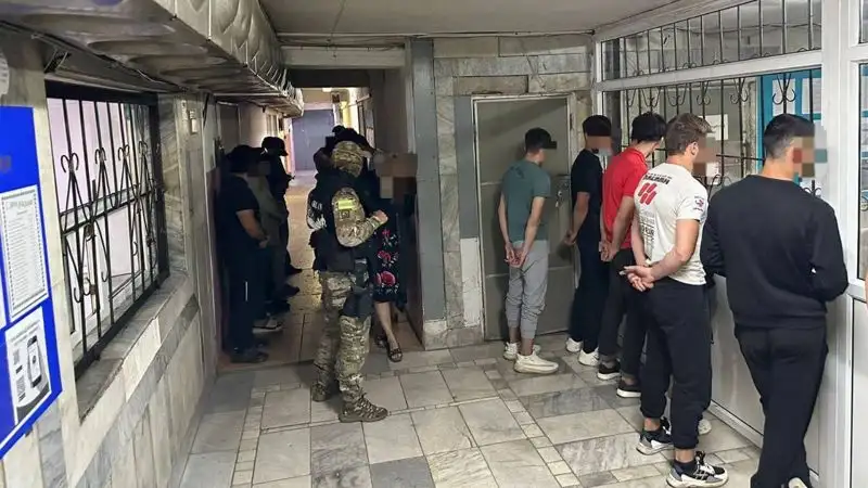 В Караганде на парковке задержали 42 хулиганов