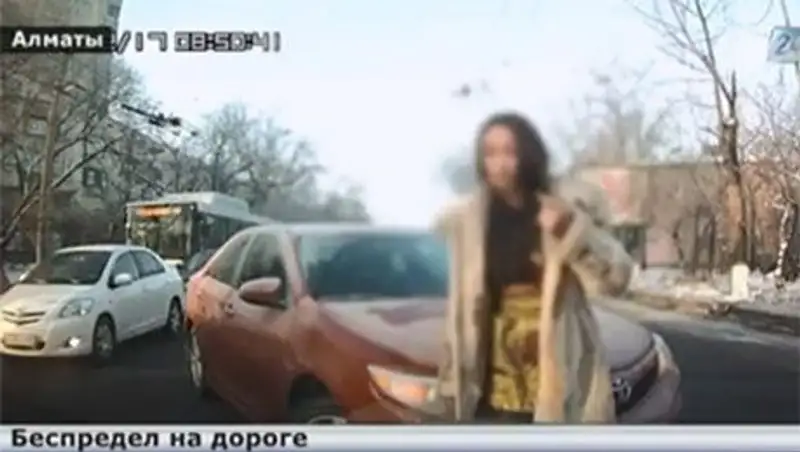 Алматинка устроила скандал на дороге, выехав на встречную полосу 