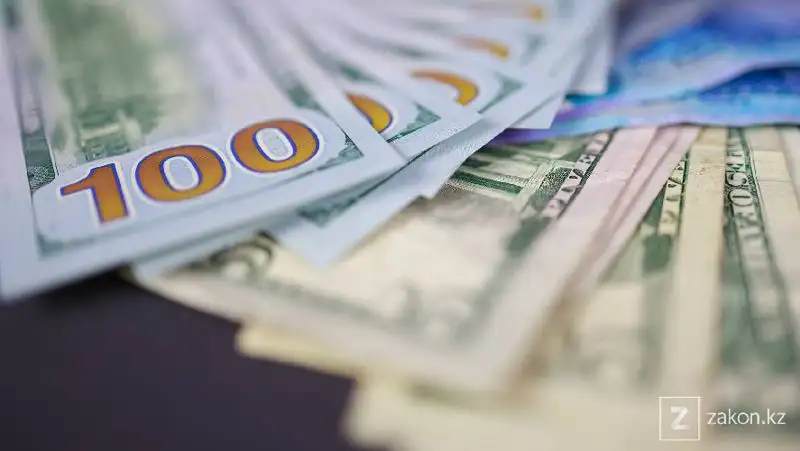 Курс доллара снизился  на торгах