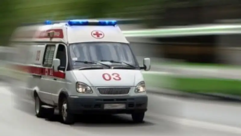 Санитарная машина детской больницы перевернулась на мосту в Караганде