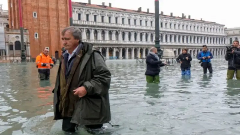 Венецию затопило после открытия границ для туристов