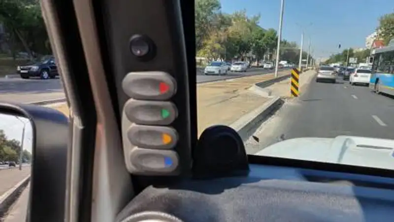 Бордюры вдоль рельсов - ремонт по улице Толе би озадачил алматинцев