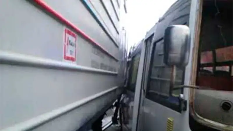 Водитель автобуса допустил столкновение с ж/д составом в Петропавловске