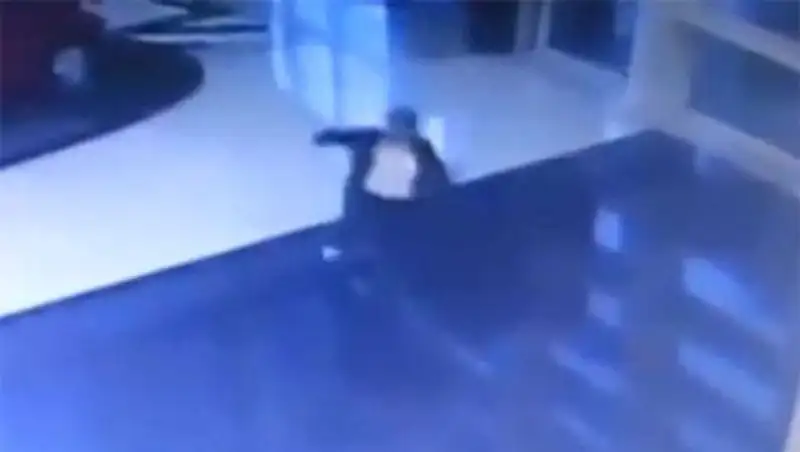 Бизнесвумен рухнула в бассейн, набирая SMS на ходу