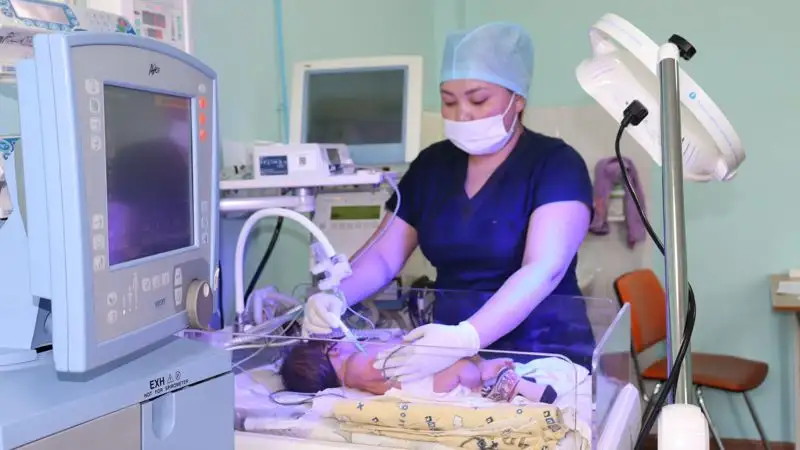 Родившегося с пневмонией младенца спасли врачи в Алматы