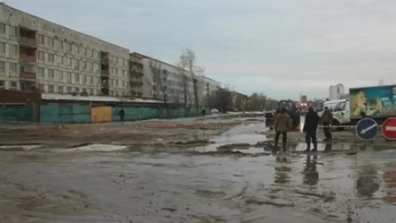 Сразу несколько машин провалились под землю в Костанае