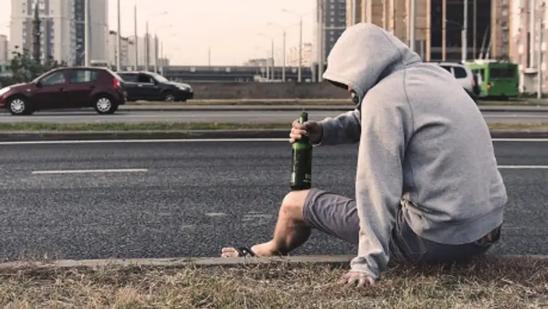 Алматинцы устроили пикник на детской площадке и напали на участковых