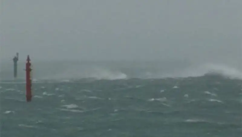 Мощный тайфун "Ногури", натворивший бед в Окинаве, угрожает Токио