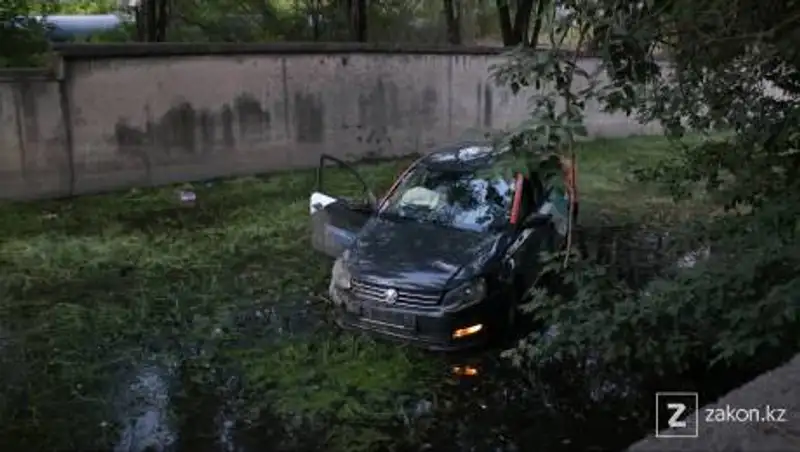 Volkswagen вылетел с дороги и упал в БАК