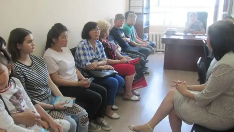 Полицейские Алматы устраивают подростков на работу