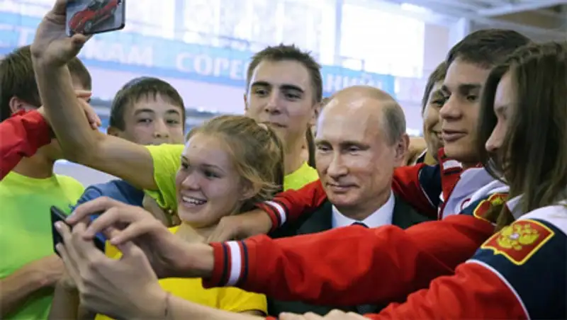 Путин признался, что не чувствует себя одиноким, хотя с дочерьми и друзьями видится редко