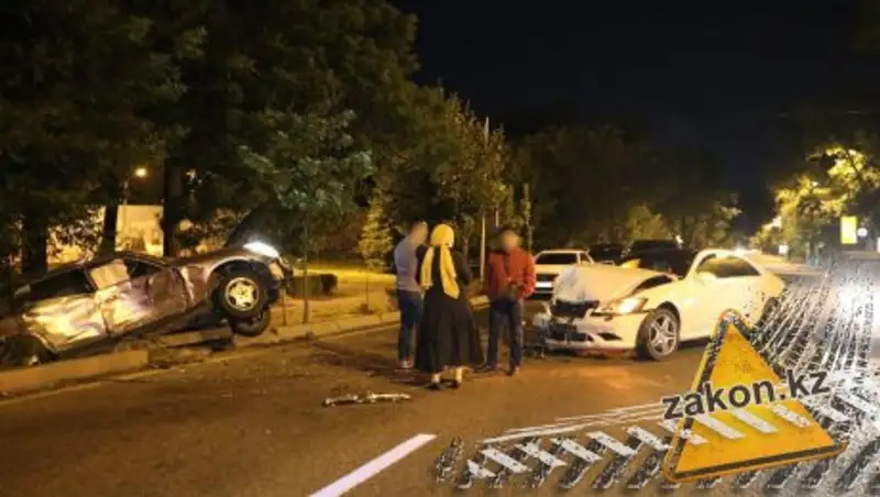 В результате ночного столкновения в Алматы Infiniti выбросило в арык