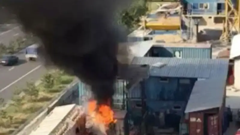 В алматинском метро сгорела электрическая подстанция