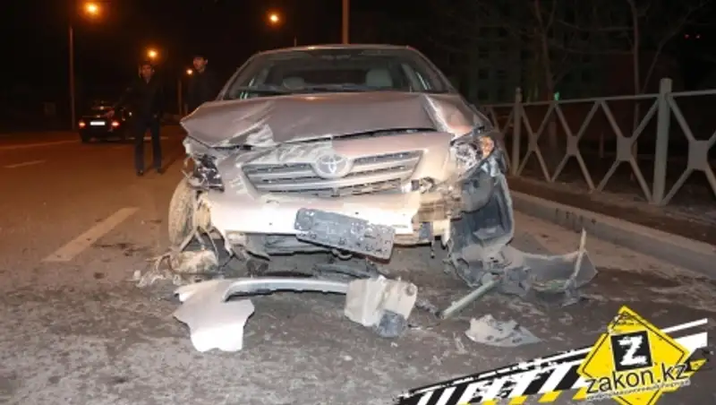 В Алматы уснувшая за рулем девушка снесла ограждения вдоль дороги