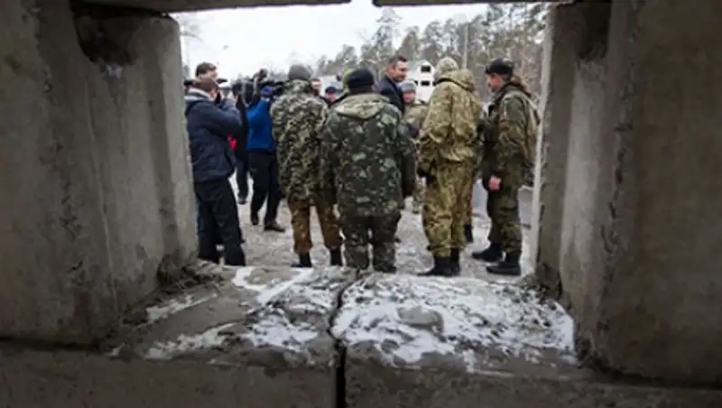 Въезды в Киев защитили бетонными блокпостами