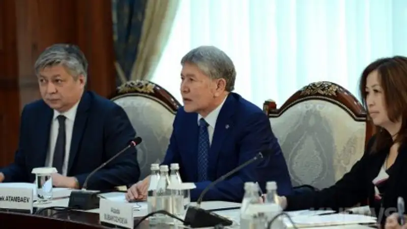 Атамбаев рассказал, почему завидует Казахстану