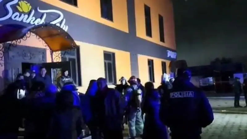 Пять человек пострадали во время пожара в кафе Уральска