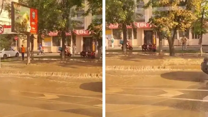 Проезжую часть затопило в районе Атакента в Алматы