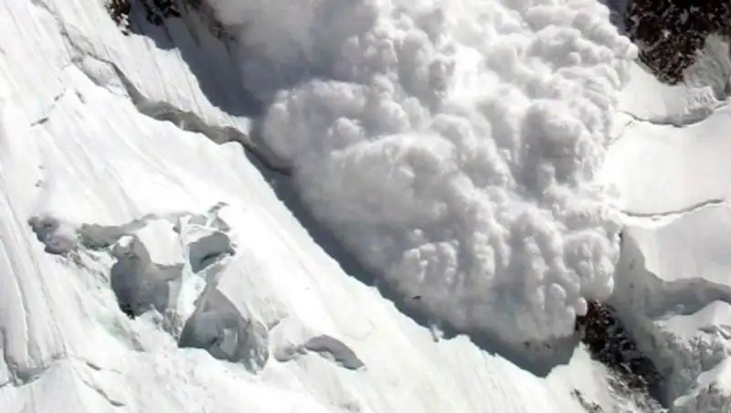 В Индии скончался солдат, который шесть дней провел под слоем снега после схода лавины