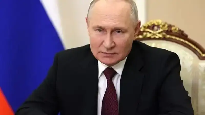 Стало известно, за сколько продали раритетную визитку Владимира Путина, фото - Новости Zakon.kz от 25.12.2023 06:18