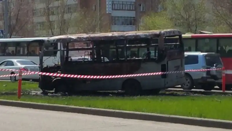 В Усть-Каменогорске на ходу загорелась маршрутка