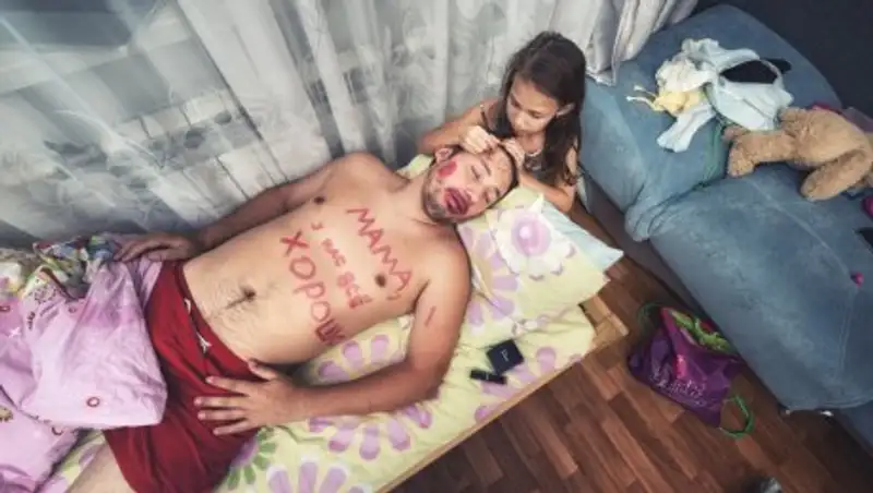 Папа и дочка отправили лучший фотоотчет маме в командировке