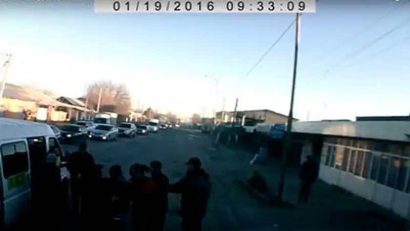 Мелкое ДТП стало причиной драки между водителями и кондукторами маршруток в Шымкенте