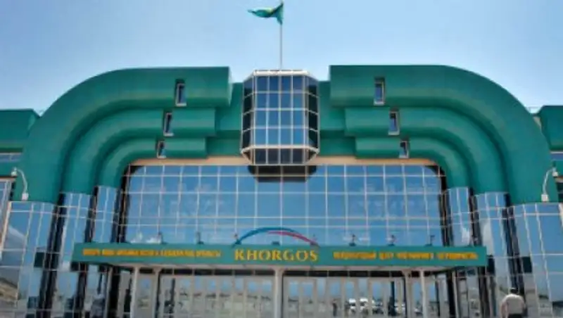 Гражданина Китая со 100 кг контрабандных запчастей на телефоны задержали на границе