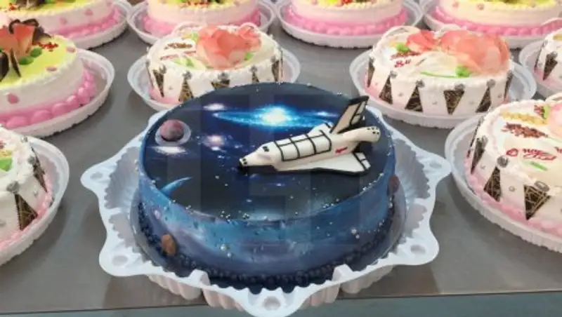 Путину подарили "космический" торт