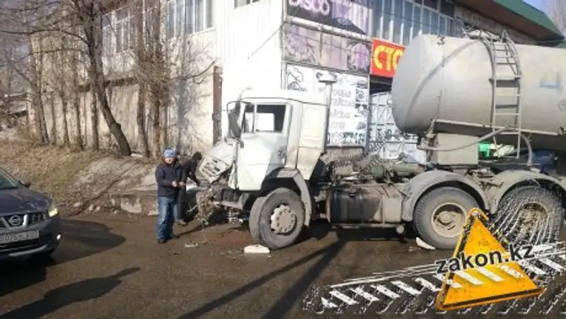 Водителя цементовоза зажало в кабине после столкновения с ЗИЛом в Алматы
