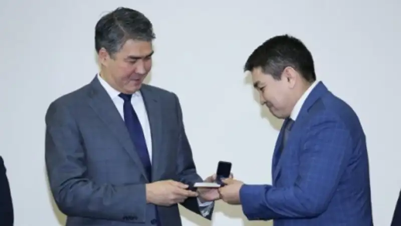 Асет Исекешев наградил отличившихся геологов Казахстана