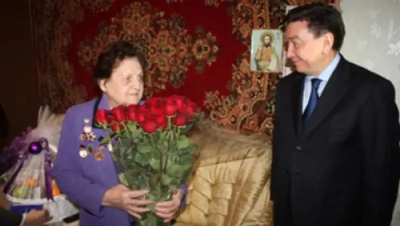 В Актау от имени Президента поздравили 20 ветеранов