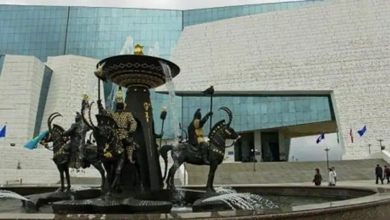 Фонд Нацмузея пополнили личные вещи Дины Нурпеисовой и Маншук Маметовой