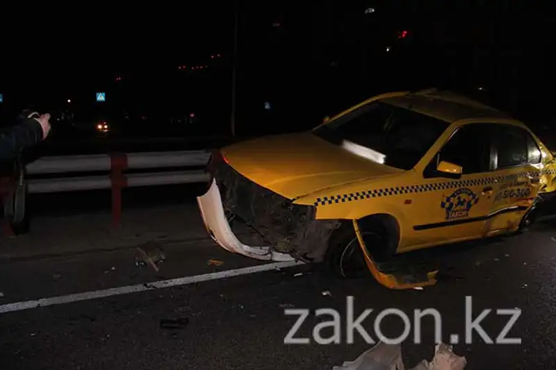 Две машины такси протаранил пьяный водитель Мерседеса в Алматы (фото) Две машины такси протаранил пьяный водитель Мерседеса в Алматы (фото), фото - Новости Zakon.kz от 18.11.2013 20:48