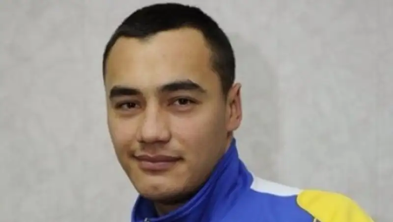 Еще один казахстанский боксер переходит в профессионалы