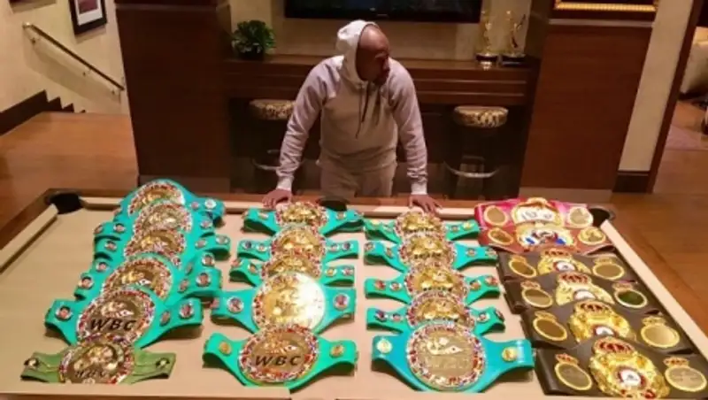 Кадр дня: Флойд Мэйуэзер и его коллекция чемпионских поясов